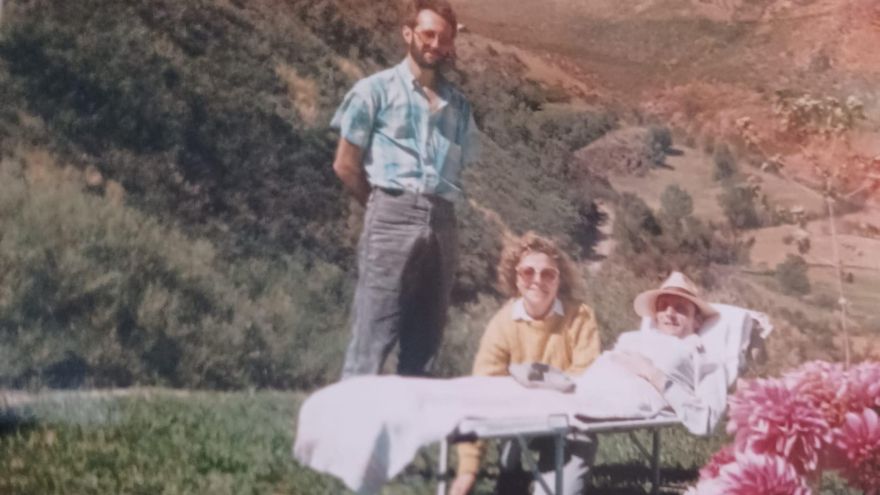 Pepín Soto con el medico José María y su esposa Julia en la braña de Sosas