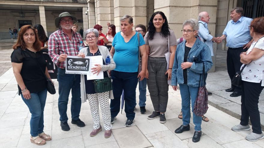 Vecinos del Polígono Sur buscan "amparo" en la Fiscalía ante los "continuos" apagones