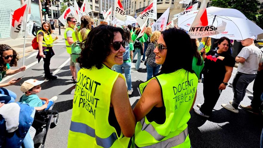 Miles de docentes se manifiestan en València en el primer día de huelga educativa indefinida