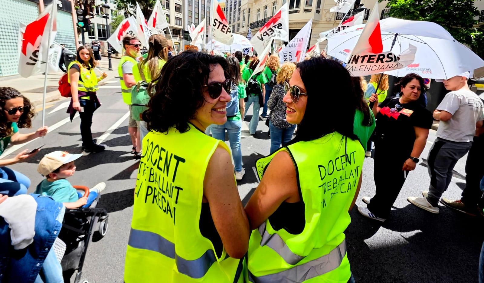 Miles de docentes se manifiestan en València en el primer día de huelga indefinida