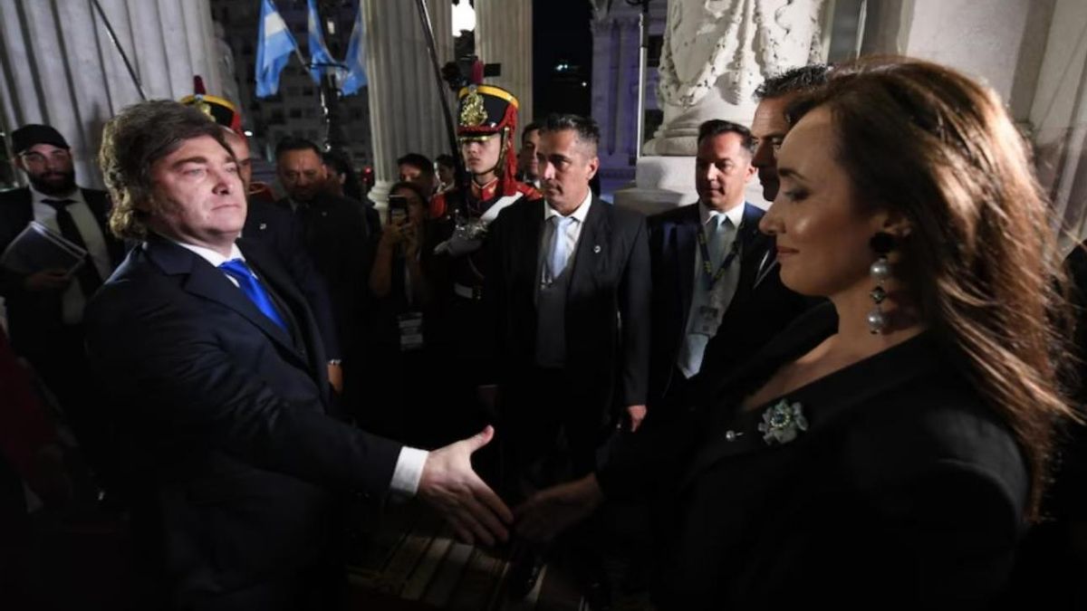 Apenas se dieron la mano. Javier Milei y Victoria Villarruel