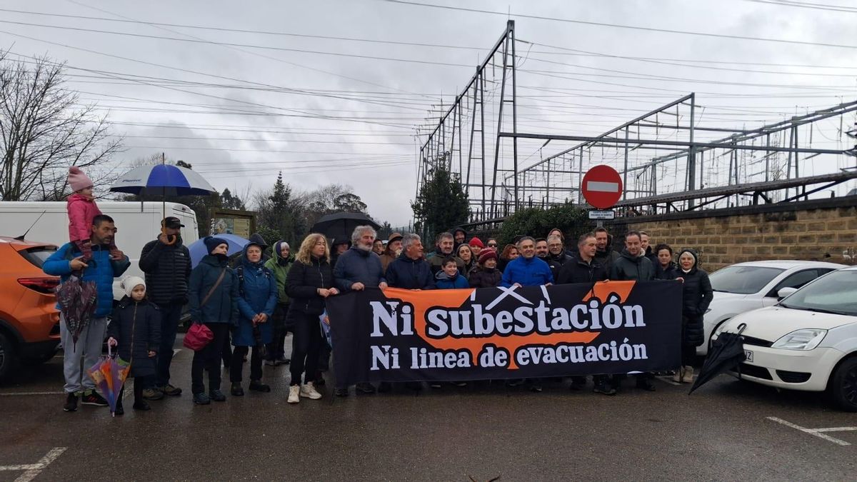 Decenas de personas marchan por el entorno de la ría de Solía para denunciar el impacto de las infraestructuras eólicas