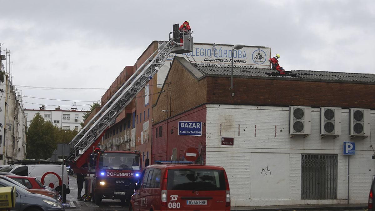 Bomberos trabajando en la caída del techo de un bazar en el Sector Sur