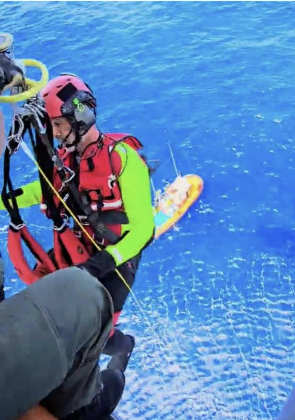 Un momento del rescate de los dos marineros. MINISTERIO DE DEFENSA