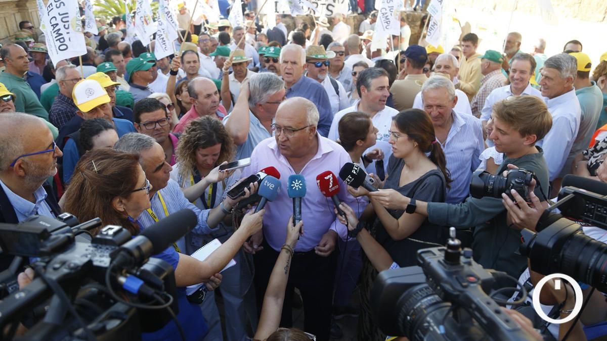 Concentración del sector agrario ante los ministros de la Unión Europea en la Puerta del Puente