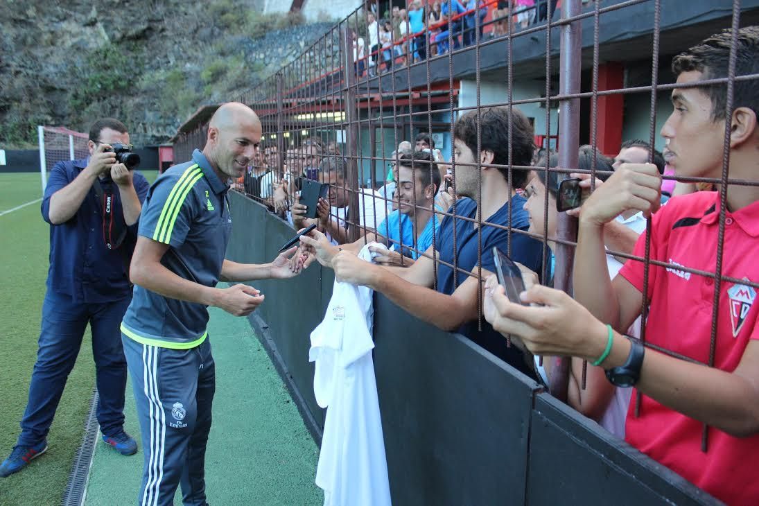 La afición solicitó a Zidane autógrafos. Foto: JOSÉ AYUT.