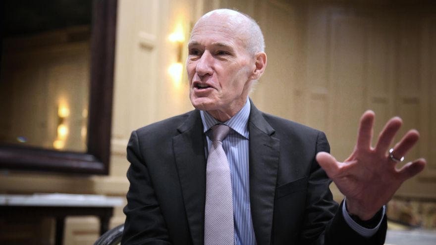 Carl June, creador de las terapias CAR-T: "Es como poner una patrulla contra el cáncer en la sangre”