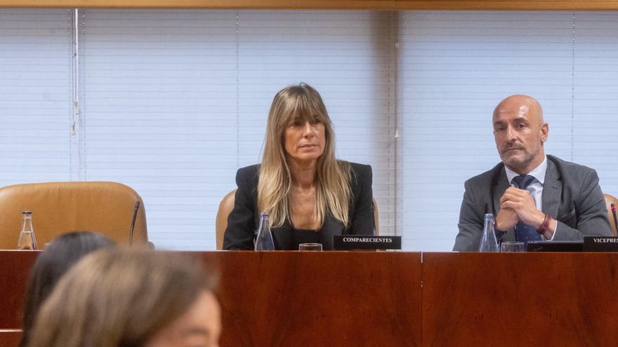 Archivo - La mujer del presidente del Gobierno, Begoña Gómez y el diputado del PSOE Jesús Celada, durante la Comisión de Investigación sobre programas de cátedras y postgrados de la UCM, en la Asamblea de Madrid, a 13 de noviembre de 2024, en Madrid (Espa