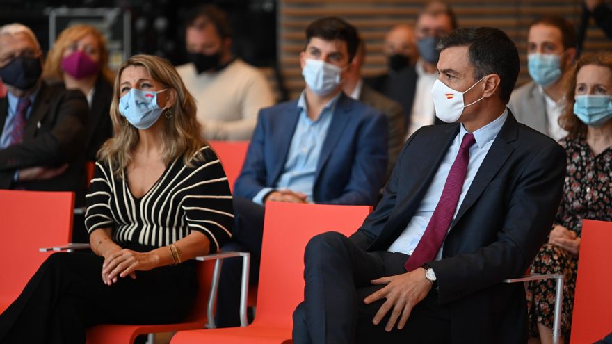 Pedro Sánchez y Yolanda Díaz en la inauguración del Diálogo sobre el futuro del trabajo celebrado en Santander.