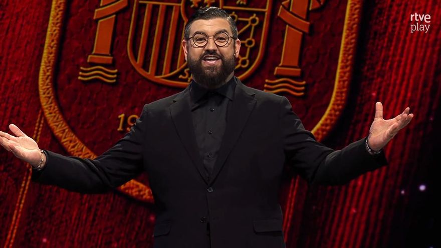 Manu Sánchez reclama a la derecha la bandera de España y da un toque a la izquierda por el Mundial desde RTVE: "Cortarrollos"