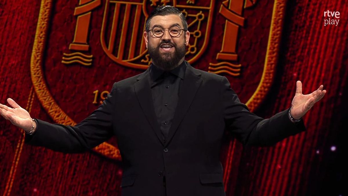 Manu Sánchez reclama a la derecha la bandera de España y da un toque a la izquierda por el Mundial desde RTVE: "Cortarrollos"
