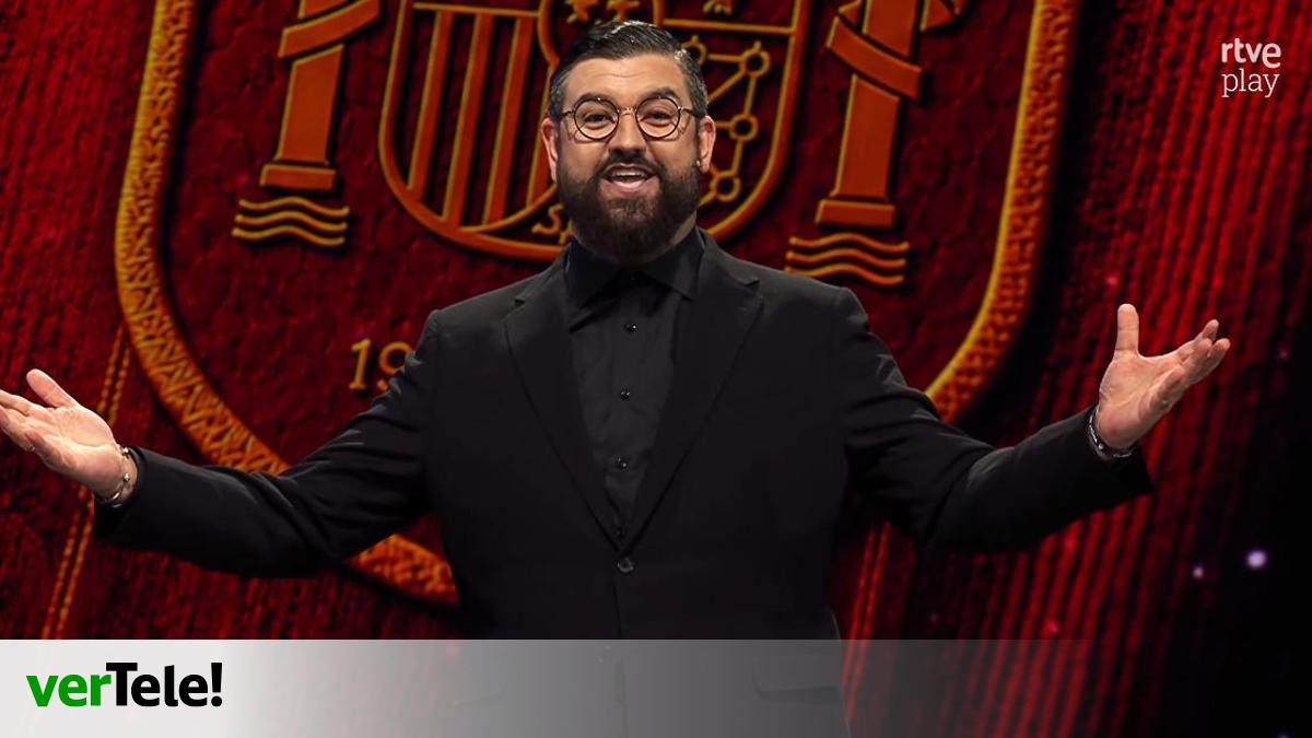 Manu Sánchez responde de nuevo a la derecha la bandera de España y toque a la izquierda por el Mundial desde RTVE: «Cortarrollos»
