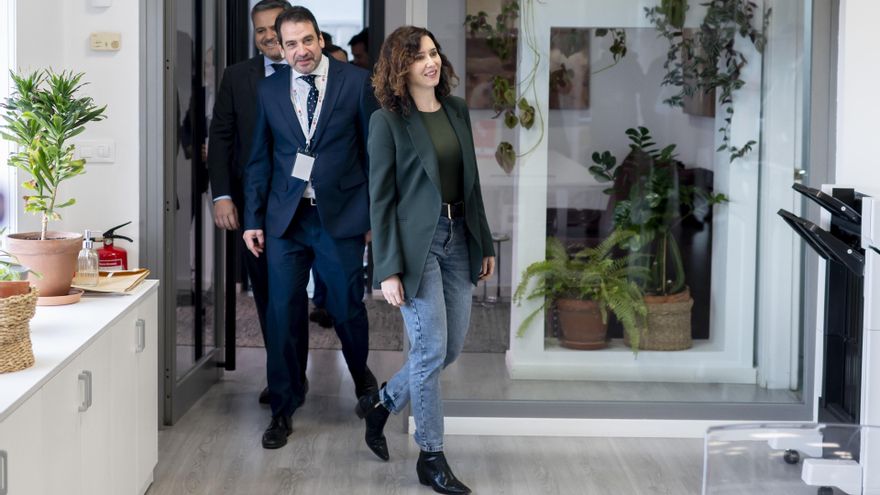 El gerente de la Agencia Logística, Eduardo San Román (i) y la presidenta de la Comunidad de Madrid, Isabel Díaz Ayuso, a su llegada a la presentación de la nueva Agencia Logística de la región