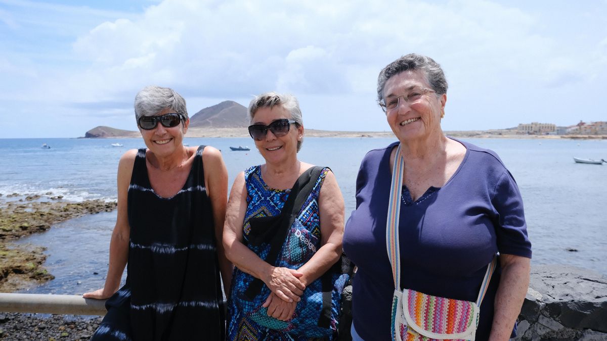 Olga Velázquez, Pilar Velázquez y Alicia Martín, en El Médano
