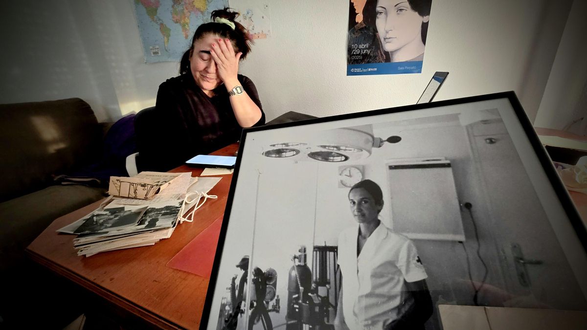 Carmen Benavides, amb la foto de la seua mare.