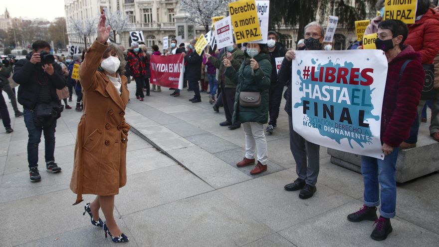 La exministra de Sanidad y actual secretaria de Sanidad del PSOE, María Luisa Carcedo, este jueves, celebra la aprobación de la ley que regula la eutanasia junto a colectivos sociales.