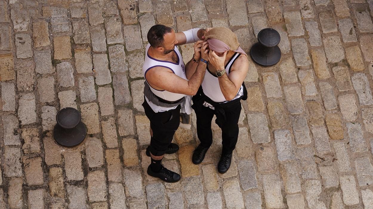 Costaleros ajustándose el costal.