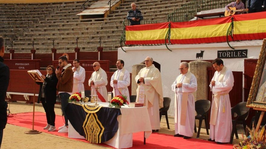 A Dios rogando y con la pica torturando