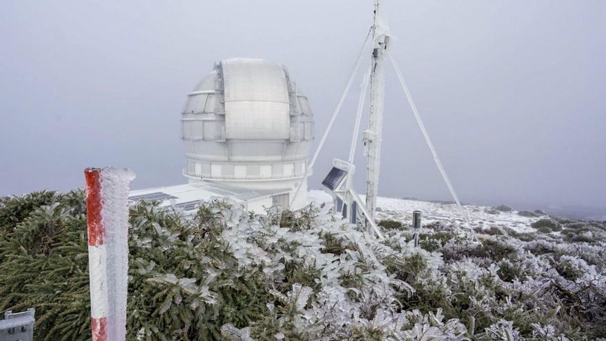 Entorno  del Gran Telescopio Canarias, este jueves, cubierto por un gélido manto blanco.