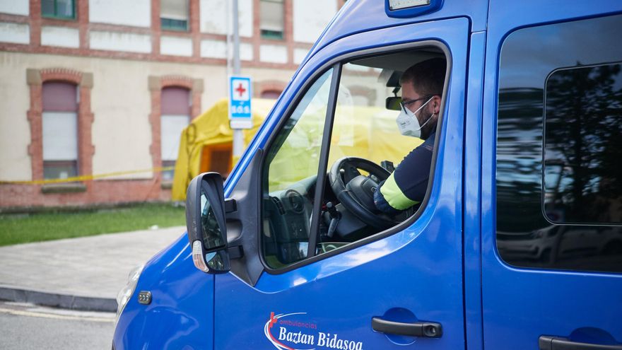 Una ambulancia del 112 entra en el Complejo Hospitalario de Navarra durante la pandemia de Covid-19