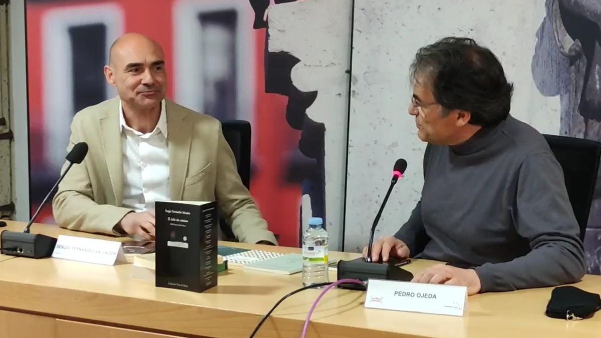 Sergio Fernández Salvador (izquierda) en una presentación de su poemario 'El cielo sin caminos'.