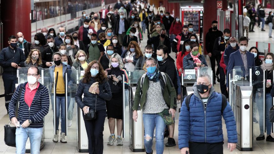 Usuarios de cercanías caminan por las instalaciones de la estación de Renfe de Getafe, Madrid (España)