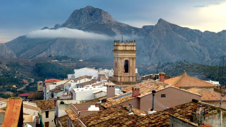 El pueblo alicantino que habla mallorquín desde hace 400 años: una historia de moriscos, leyendas y bandoleros