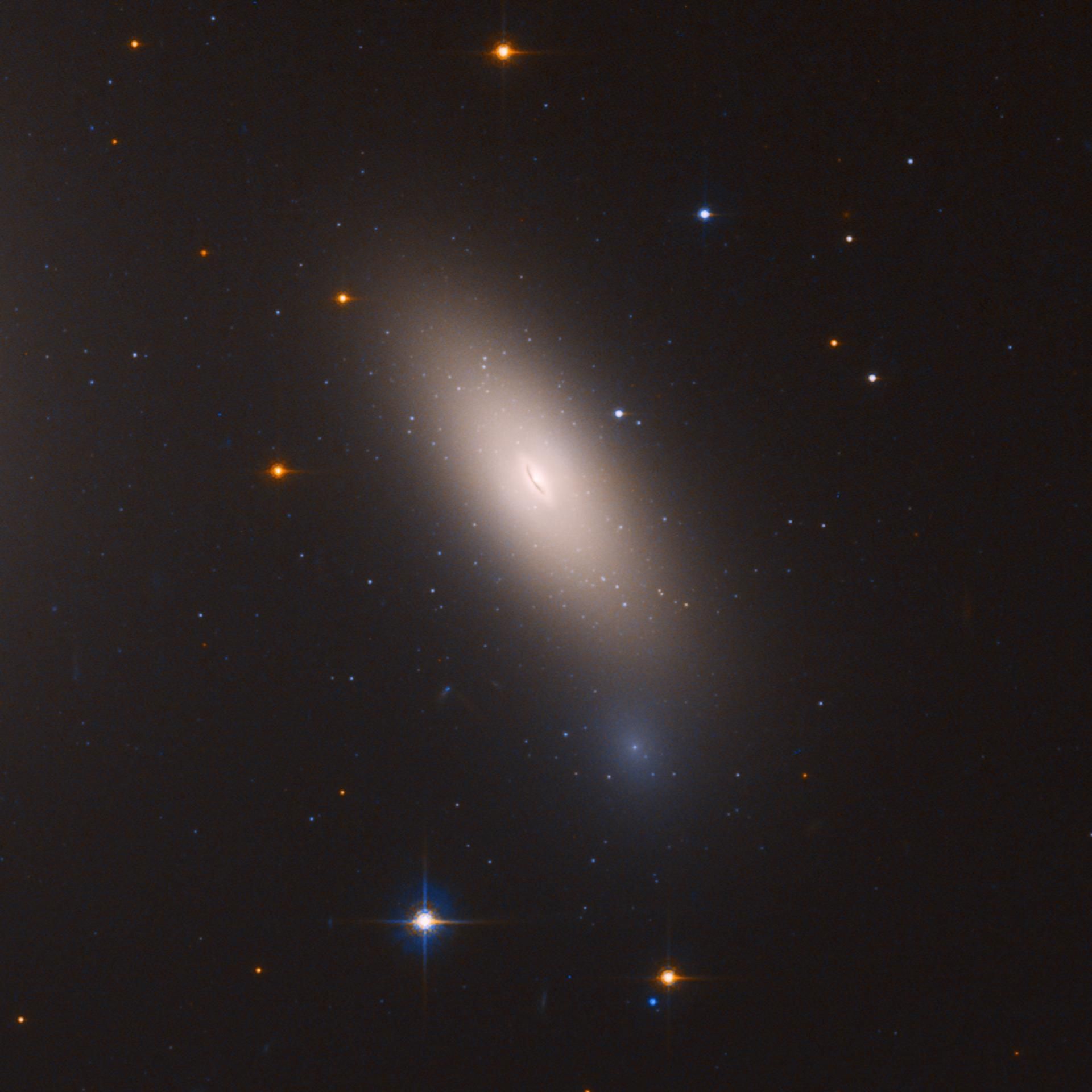 Galaxia sin materia oscura NGC 1277, situada cerca del centro del cúmulo de Perseo, a 240 millones de años luz de la Tierra. Crédito: NASA, ESA y M. Beasley (IAC)