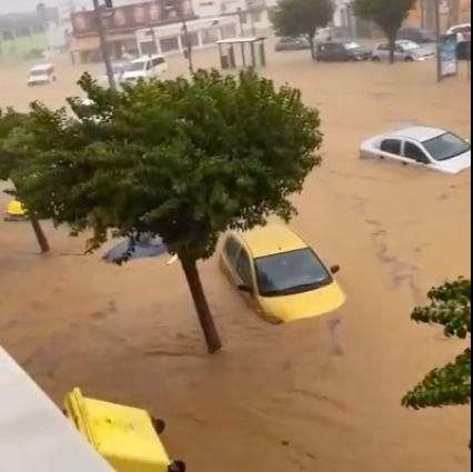 Momento de la riada en Cartaya con agua por encima del metro