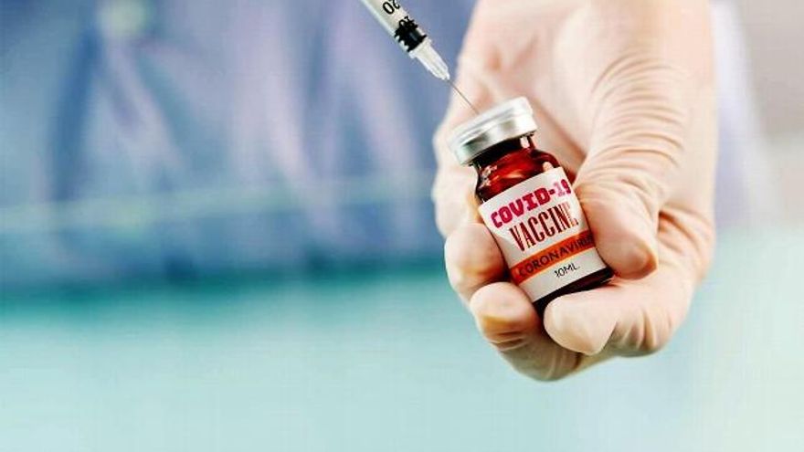Una fotografía imitando una vacuna de la Covid-19. Foto: Adobe Stock (cedida por SINC).