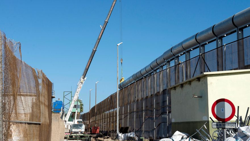 Un grupo de unos 60 inmigrantes intenta sin éxito saltar la valla de Melilla
