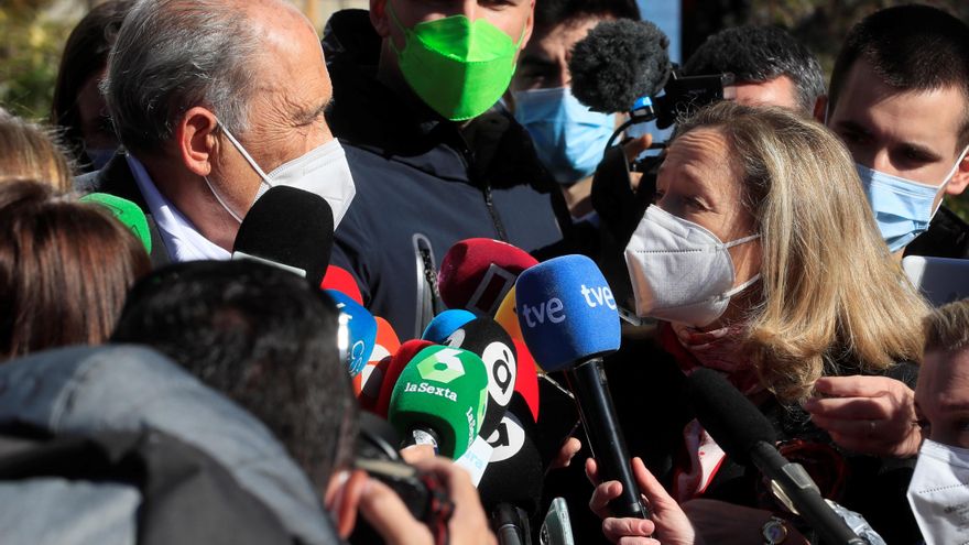 Calviño exige “medidas efectivas” contra la exclusión financiera tras reunirse con el jubilado que pide atención presencial