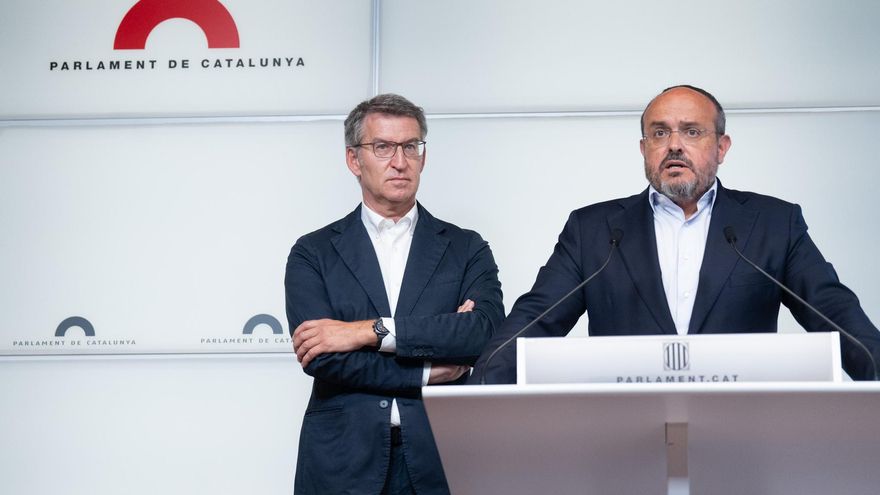 El líder del PP, Alberto Núñez Feijóo  y el líder del PP de Cataluña, Alejandro Fernández