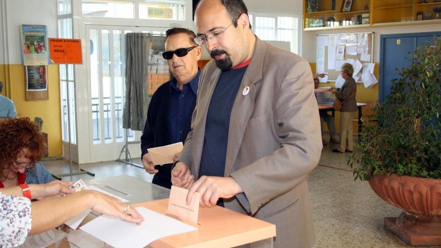 Ordóñez, el pasado domingo, deposita su voto en la urna.