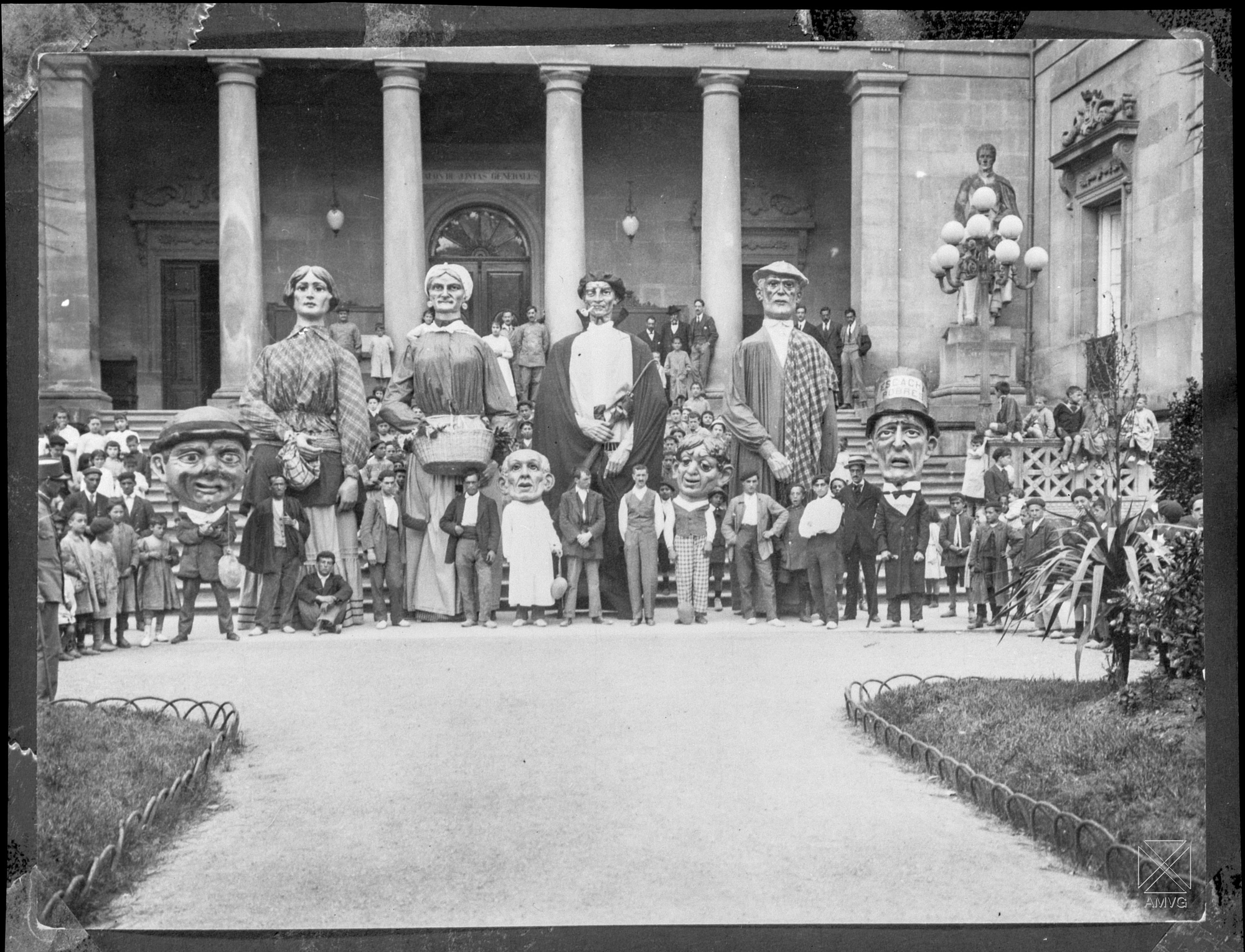 Fotografía de familia de la primera comparsa en 1917