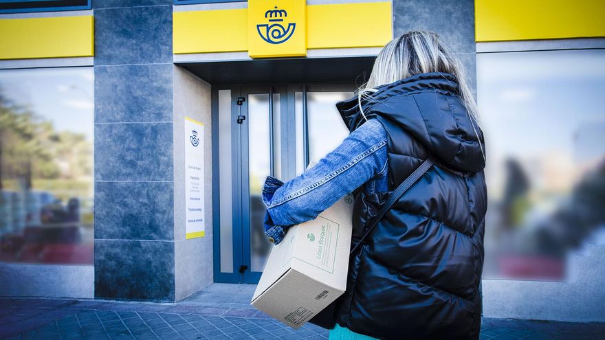 Una persona llegando a una Oficina de Correos