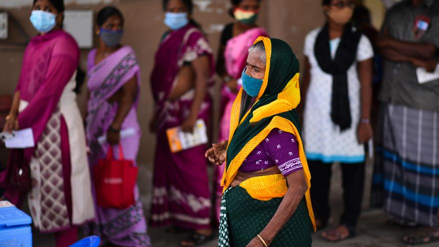 La India baja a 25.000 casos diarios de COVID-19 por primera vez en 5 meses EFE/EPA/IDREES MOHAMMED