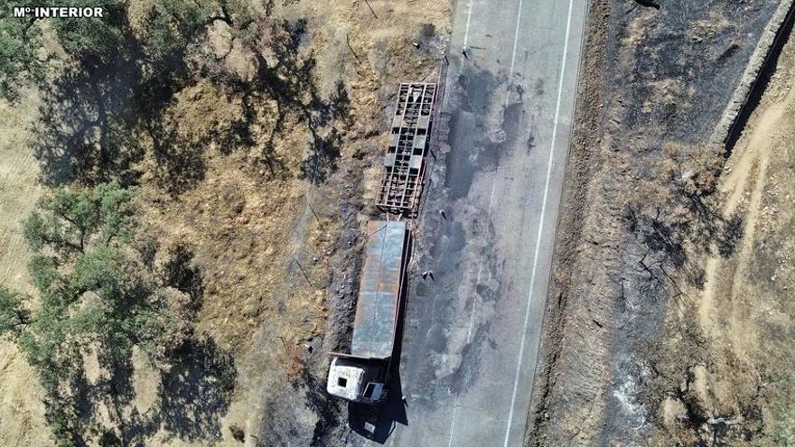 Imagen aérea del camión calcinado que, según el Seprona, fue el origen del incendio