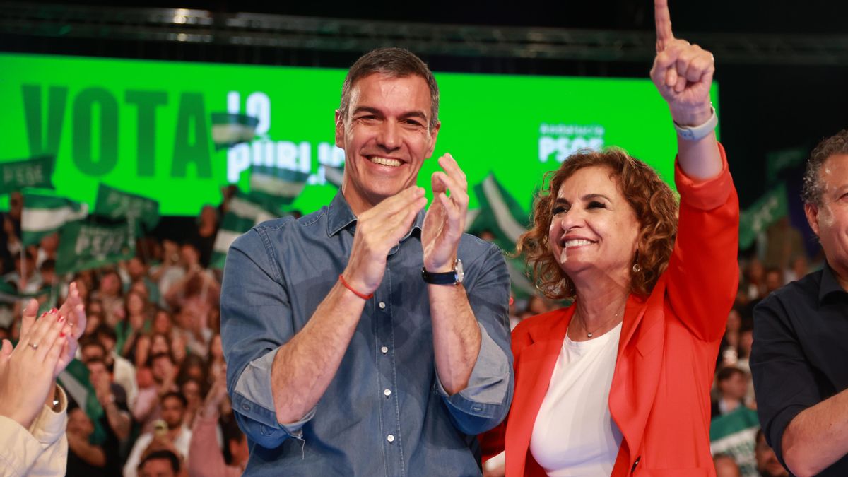 María Jesús Montero y Pedro Sánchez, en el cierre de campaña del PSOE en Sevilla.