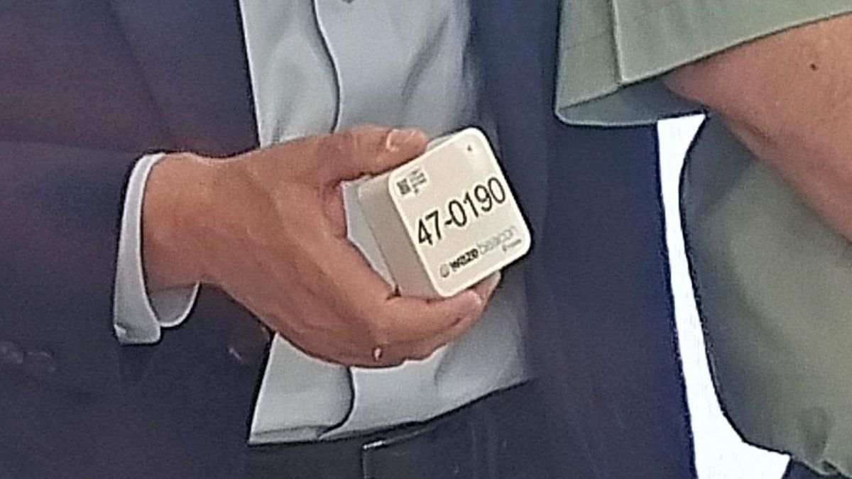 El alcalde Almeida sujeta una de las balizas instaladas por Waze para el posicionamiento en los túneles de la M-30