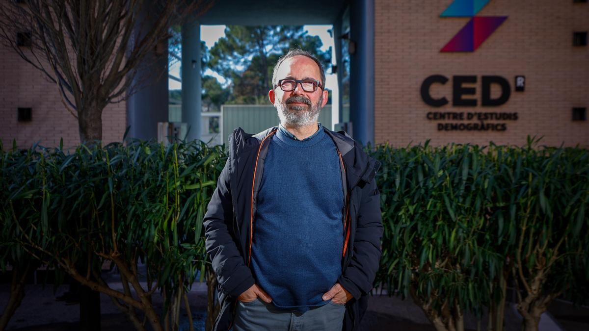 Juan Antonio Módenes, demógrafo: "El problema del déficit de vivienda no son los inmigrantes, es que se construye poco"