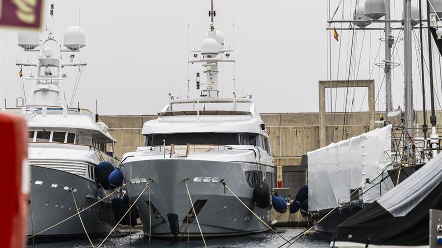 PALMA DE MALLORCA, 15/03/2022.- Vista del yate Lady Anastasia, cuya propiedad se atribuye al fabricante de armas ruso Alexander Mijeev, que permanece desde la medianoche del lunes al martes retenido en Port Adriano (Mallorca), fruto de las últimas sanciones contra Rusia y Bielorrusia, aprobadas por la Unión Europea.
