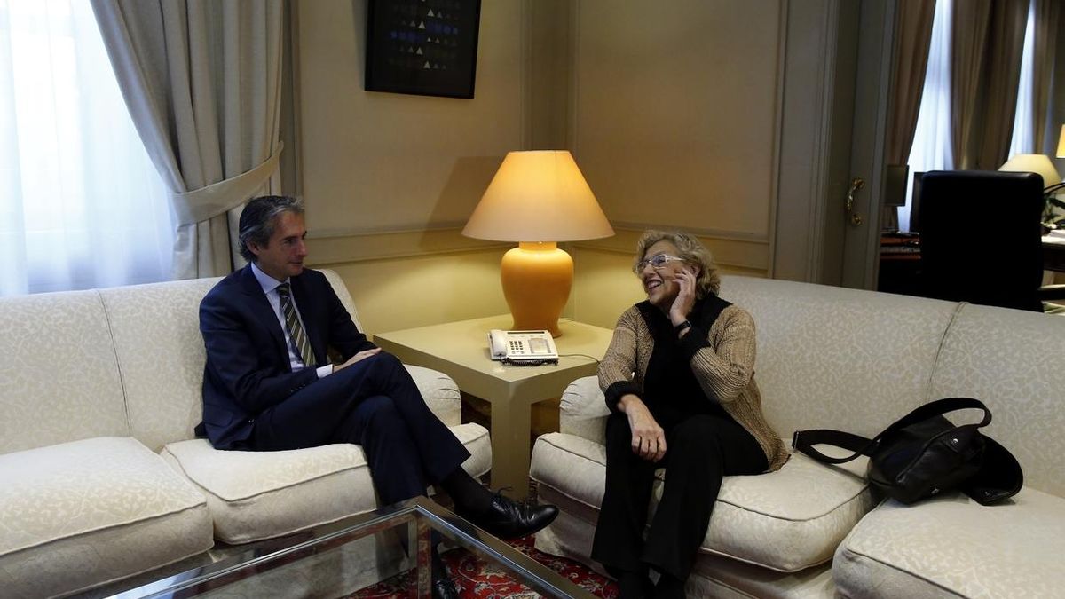 El ministro de Fomento, Íñigo de la Serna, y la alcaldesa de Madrid, Manuela Carmena