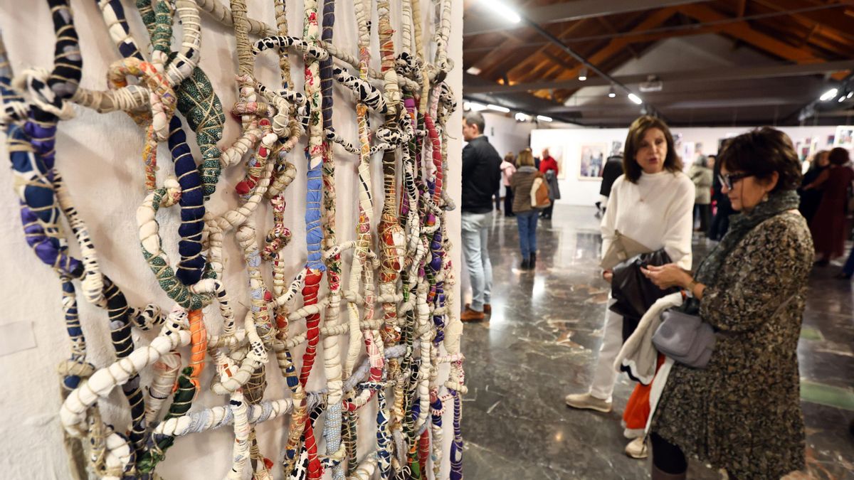 Las miradas y los rostros de la dana de la artista Neus Chisbert se reencuentran en Paiporta