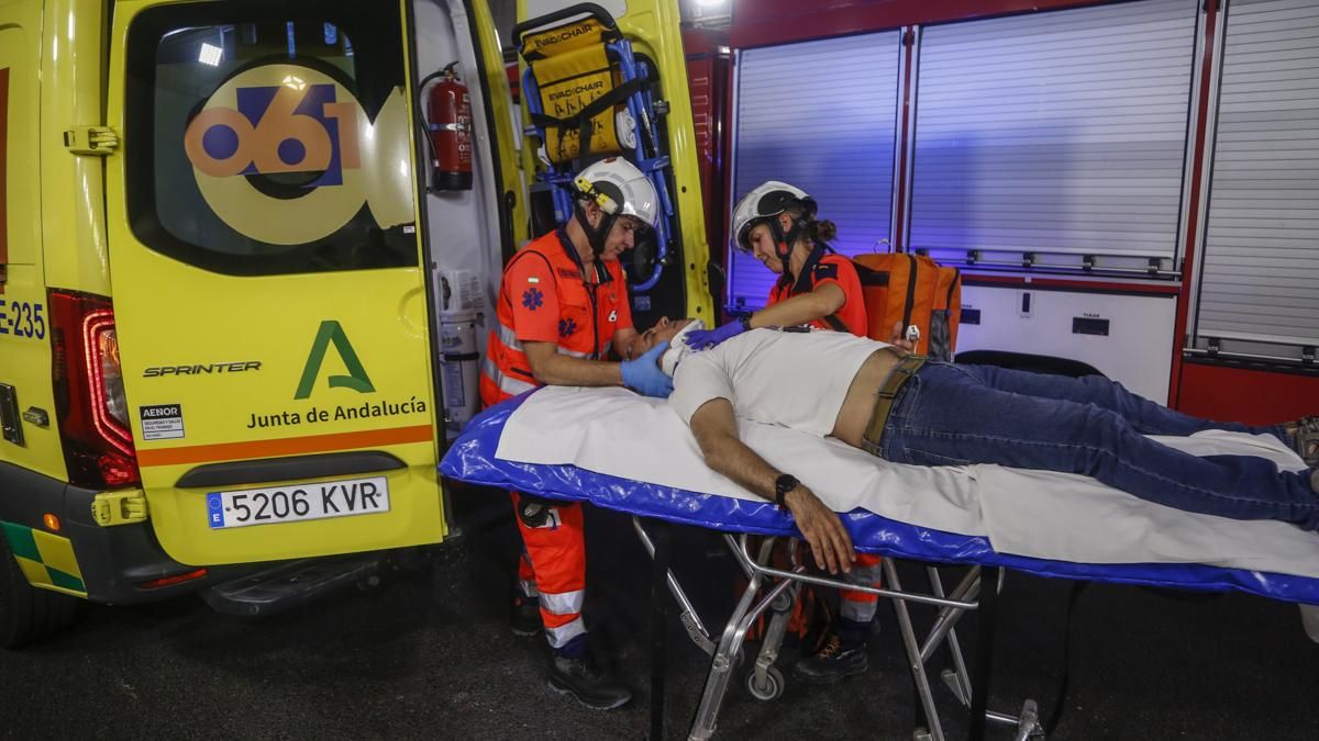 Atención de sanitarios en el simulacro de accidente en el túnel de los omeyas