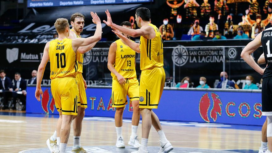 El Lenovo Tenerife hace disfrutar a la afición en su vuelta al Santiago Martín