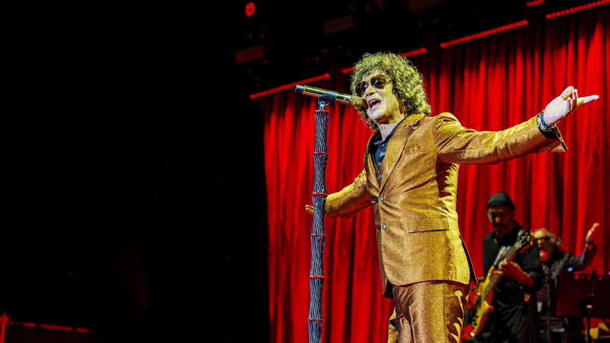 El cantante y compositor Enrique Bunbury durante su último concierto en España de su gira "Huracán Ambulante", hoy sábado en el Príncipe Felipe de Zaragoza. EFE/JAVIER BELVER