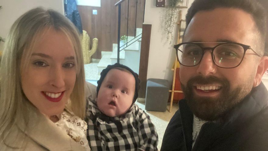 Cristina y Jorge con Valentina en brazos en su casa de Los Barrios (Cádiz)