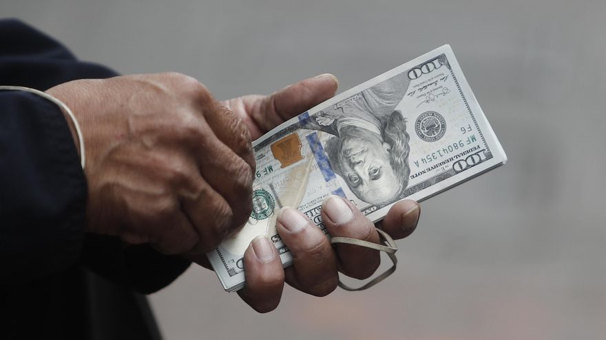 El dólar blue cayó $20 y los financieros perforaron los $1.300 tras la mayor venta del BCRA en el mes