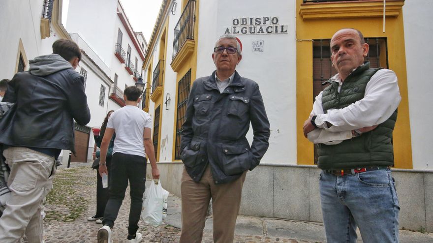 Los vecinos de Santa Marina que montan guardia en Cruces para que su calle no se convierta en urinario y 'botellódromo'